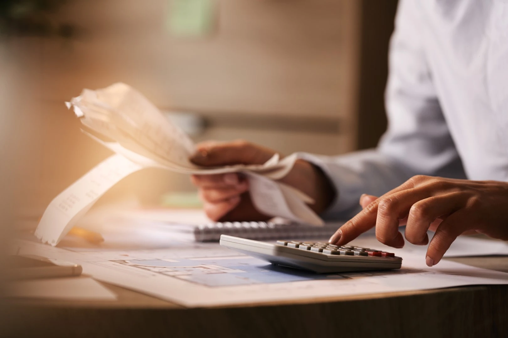 Profissional analisando documentos contábeis e fiscais